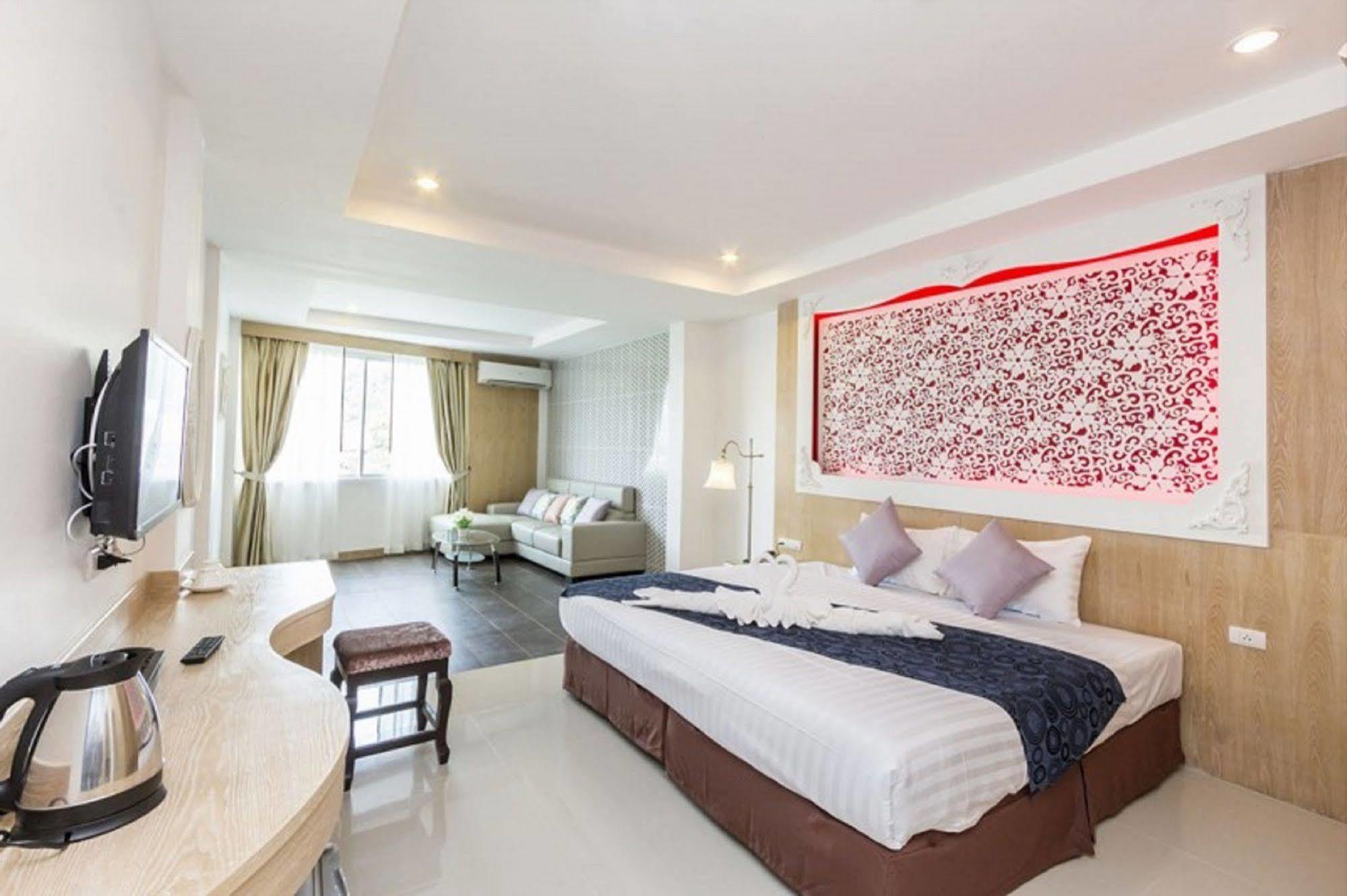 Hotel Triple Three Patong Esterno foto