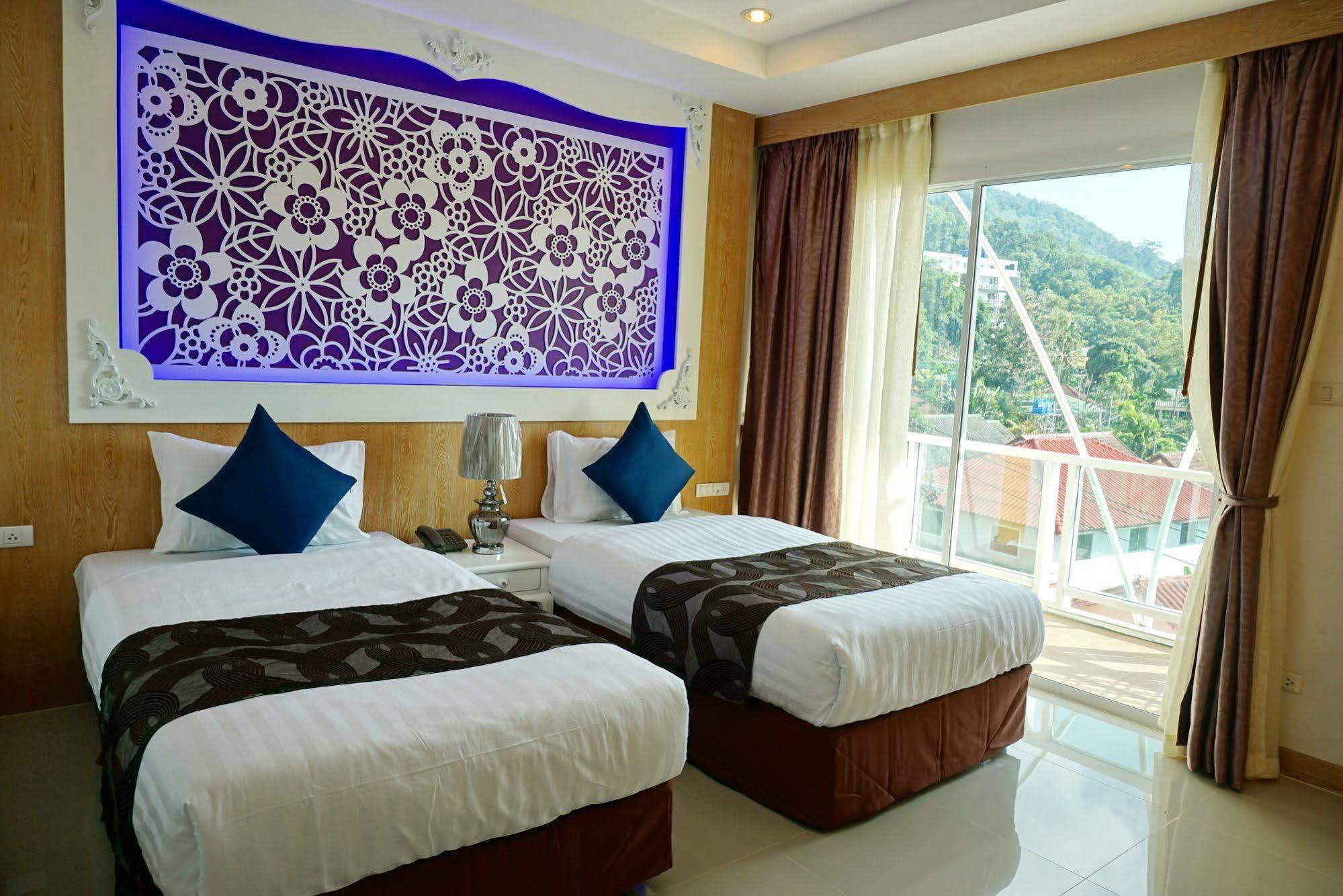 Hotel Triple Three Patong Esterno foto